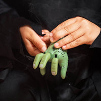 Legami Mini-Zombiehand mit Federmechanismus - The Mini Walking Hand - Detailansicht